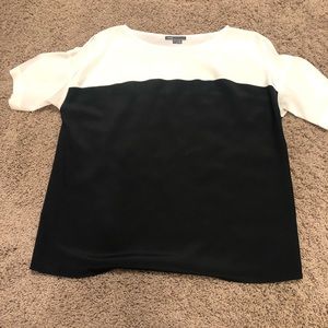 VINCE Black/White short sleeve blouse